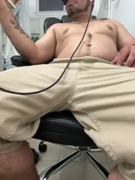 2addictivelyhorny online show from April 23, 3:30 am