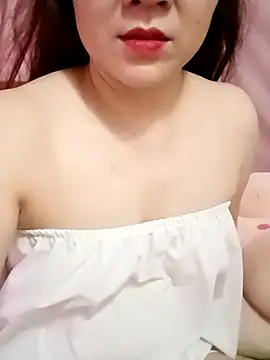 Snapshot of Lily-ross22 chatting on June 28, 4:13 pm Lily-ross22 online show from June 28, 4:13 pm