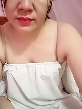 Snapshot of Lily-ross22 chatting on July 28, 3:32 pm Lily-ross22 online show from July 28, 3:32 pm