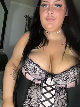 Snapshot of CurvyAyla chatting on December 4, 10:29 pm CurvyAyla online show from December 4, 10:29 pm
