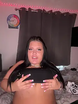 Snapshot of CurvyAyla chatting on February 4, 1:28 pm CurvyAyla online show from February 4, 1:28 pm