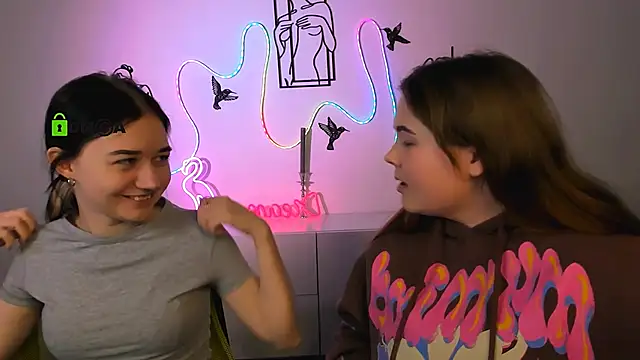 Snapshot of candy_flossie1 chatting on December 18, 6:08 am candy flossie1 online show from December 18, 6:08 am