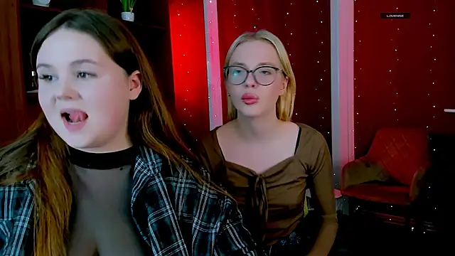 Snapshot of candy_flossie1 chatting on February 23, 7:44 pm candy flossie1 online show from February 23, 7:44 pm