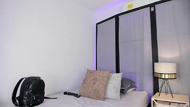 niicole steele  online show from February 20, 10:10 pm