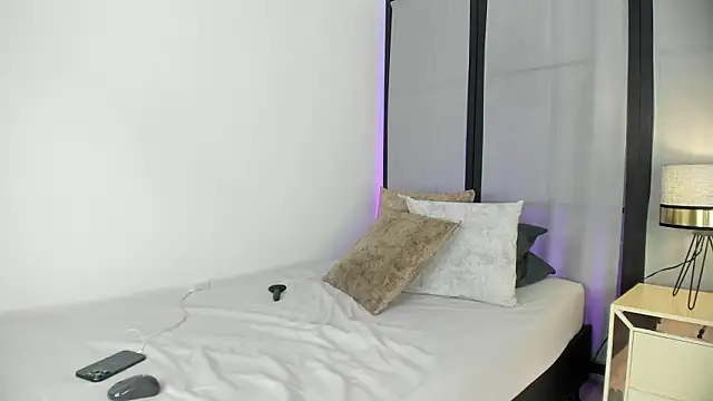 niicole steele  online show from March 7, 7:00 pm