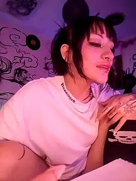 Snapshot of Layla_quinn chatting on February 18, 12:23 pm Layla quinn online show from February 18, 12:23 pm