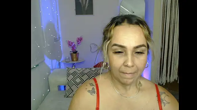 Snapshot of Aunty_milf chatting on June 16, 8:00 pm Aunty milf online show from June 16, 8:00 pm