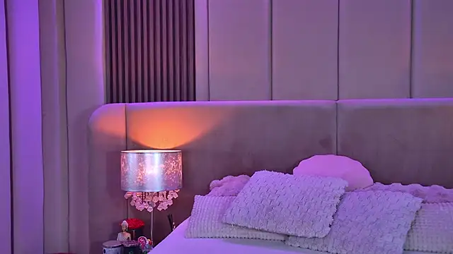 StephanieYves online show from April 29, 5:30 pm