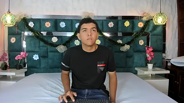 Snapshot of _bonnyandclyde chatting on December 14, 11:48 am bonnyandclyde online show from December 14, 11:48 am