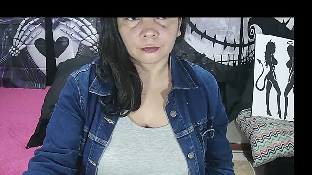 Snapshot of vivian-milf chatting on July 31, 2:22 am vivian-milf online show from July 31, 2:22 am