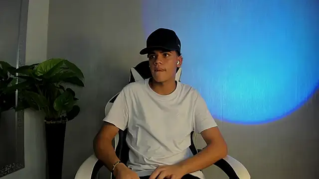 Snapshot of Isaac_Collins_ chatting on December 2, 8:04 pm Isaac Collins online show from December 2, 8:04 pm