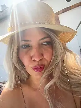 IsaSantoDomingo online show from December 1, 2:44 pm