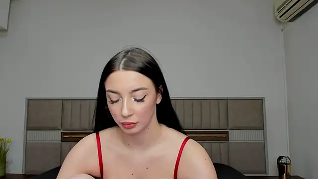 Snapshot of SaraElisse chatting on December 14, 10:36 pm SaraElisse online show from December 14, 10:36 pm