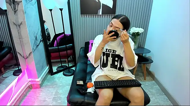 Snapshot of Violettacamss_69 chatting on November 27, 4:42 pm Violettacamss 69 online show from November 27, 4:42 pm