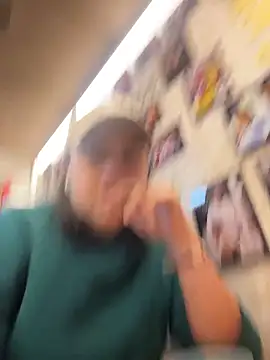 Snapshot of Laurabuu_ chatting on December 3, 10:41 pm Laurabuu online show from December 3, 10:41 pm