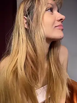 Snapshot of __PrettyWoman__ chatting on December 4, 2:21 am PrettyWoman online show from December 4, 2:21 am