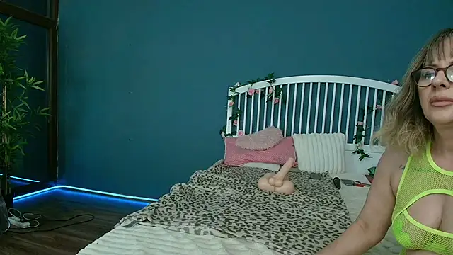 Snapshot of Cougar_Milff chatting on June 30, 7:59 pm Cougar Milff online show from June 30, 7:59 pm