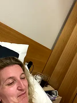 Snapshot of Skyme2713 chatting on December 3, 12:25 pm Skyme2713 online show from December 3, 12:25 pm