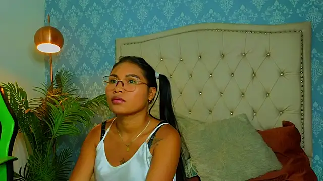 Miaa Collinss online show from December 3, 9:35 pm