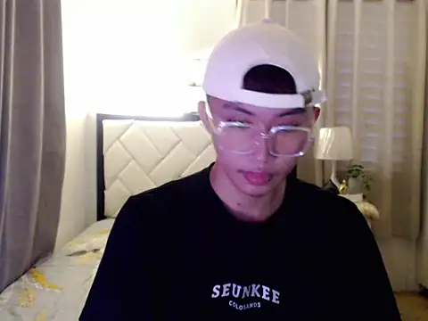 asiantwink0000 online show from February 8, 9:23 am