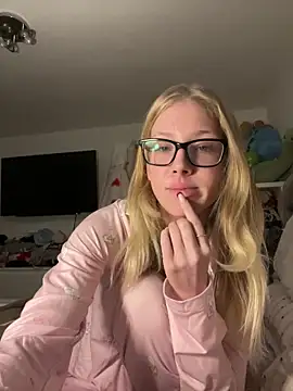 Snapshot of RosieLovexoxx chatting on December 16, 5:07 pm RosieLovexoxx online show from December 16, 5:07 pm