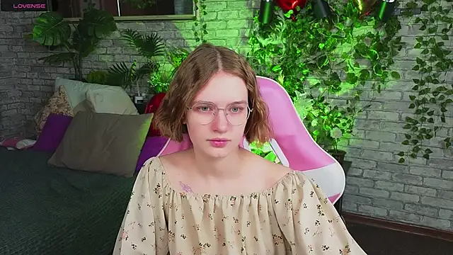 Mia Mooore online show from February 15, 1:31 pm