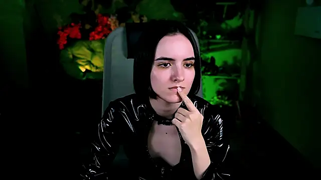 KateWillows online show from April 23, 12:29 pm