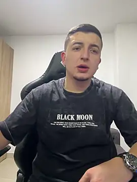 Snapshot of Liam_jones10 chatting on December 15, 5:12 am Liam jones10 online show from December 15, 5:12 am