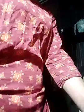 Snapshot of qeen3321 chatting on December 4, 2:59 pm qeen3321 online show from December 4, 2:59 pm