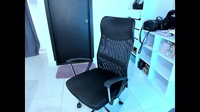 cristina697 online show from December 3, 4:27 pm