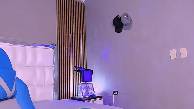 Snapshot of xCharlotte_20 chatting on December 3, 1:53 pm xCharlotte 20 online show from December 3, 1:53 pm