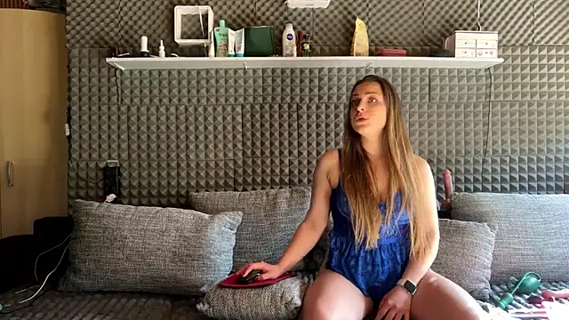 Dee Lorrie online show from March 5, 12:23 pm