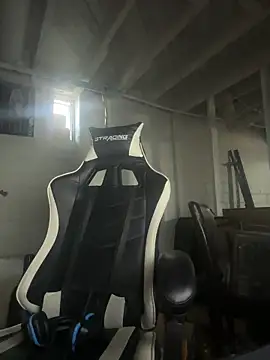 Snapshot of DkAuxier1 chatting on December 15, 6:56 pm DkAuxier1 online show from December 15, 6:56 pm