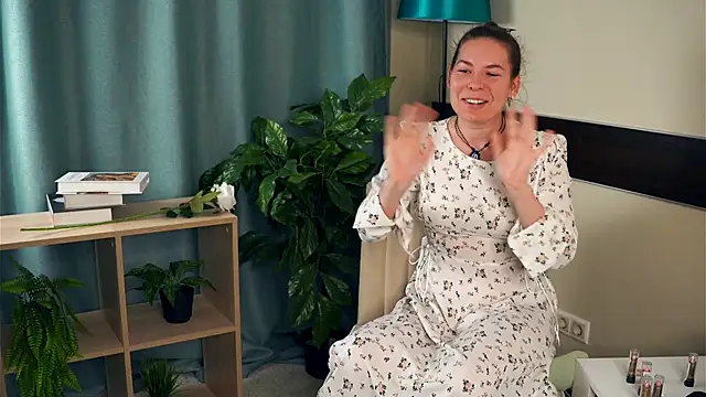 KourtneyFust online show from December 2, 9:25 am