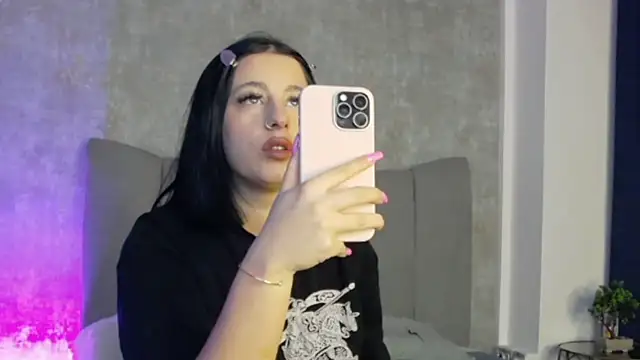 LucyRayy online show from February 8, 8:01 pm