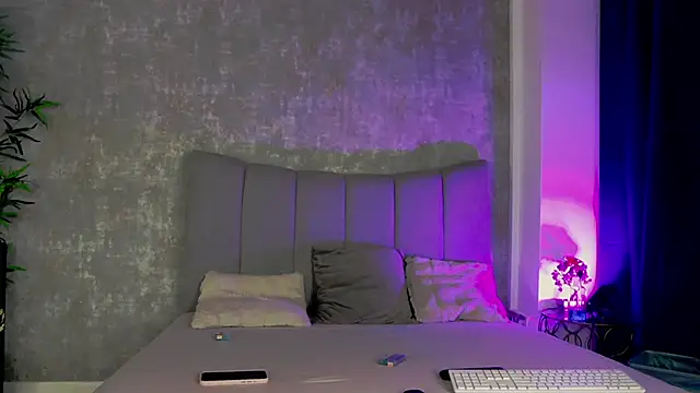 LucyRayy online show from March 5, 7:10 pm