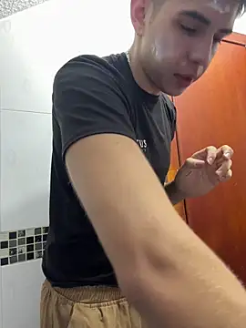 Snapshot of Johan_stick chatting on December 2, 11:37 am Johan stick online show from December 2, 11:37 am