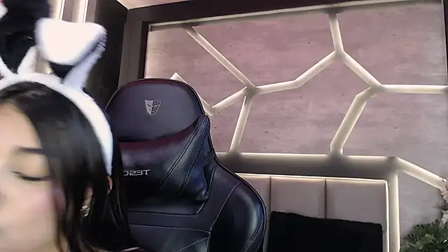 Snapshot of CurvyLunaX chatting on December 3, 7:23 pm CurvyLunaX online show from December 3, 7:23 pm