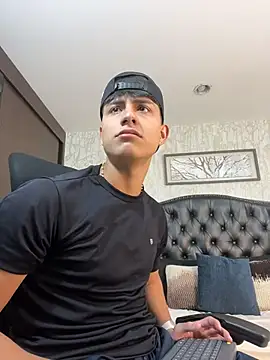 Lander Cruz online show from June 4, 8:37 pm