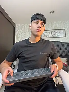 Lander Cruz online show from June 5, 6:13 pm