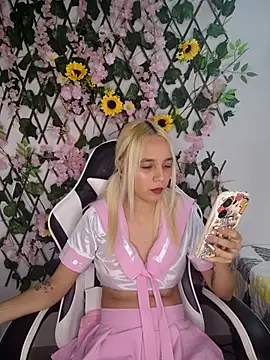 Snapshot of KasumiSophia chatting on April 11, 12:09 pm KasumiSophia online show from April 11, 12:09 pm