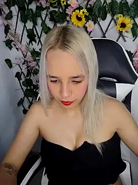 Snapshot of KasumiSophia chatting on April 28, 12:21 pm KasumiSophia online show from April 28, 12:21 pm
