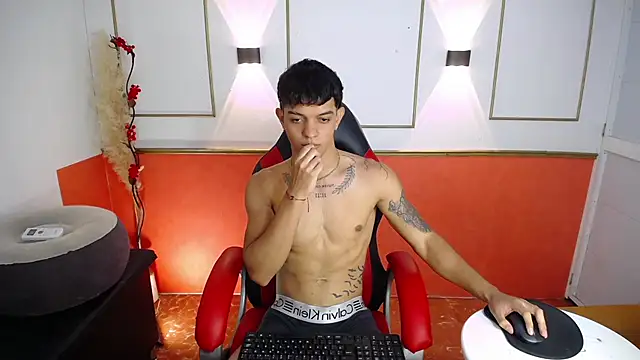 Snapshot of noah_cole_ chatting on December 2, 10:38 pm noah cole online show from December 2, 10:38 pm