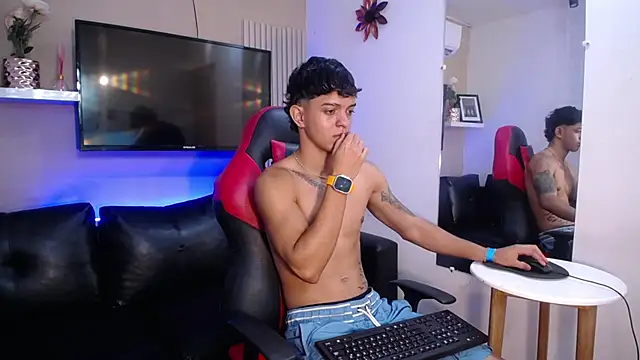 Snapshot of noah_cole_ chatting on December 19, 12:17 am noah cole online show from December 19, 12:17 am