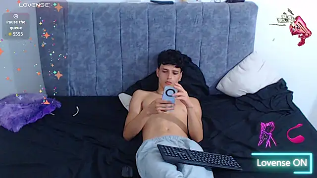 hottie couplee online show from May 2, 11:10 pm