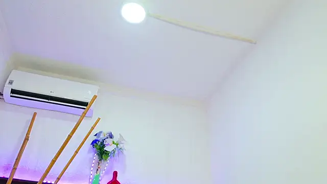 Snapshot of azaria_w chatting on January 17, 3:33 am azaria w online show from January 17, 3:33 am