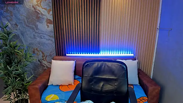 TiffanyHoustton online show from February 20, 11:43 am