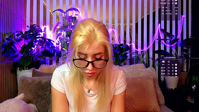 FlowweerGirl online show from December 16, 9:31 pm