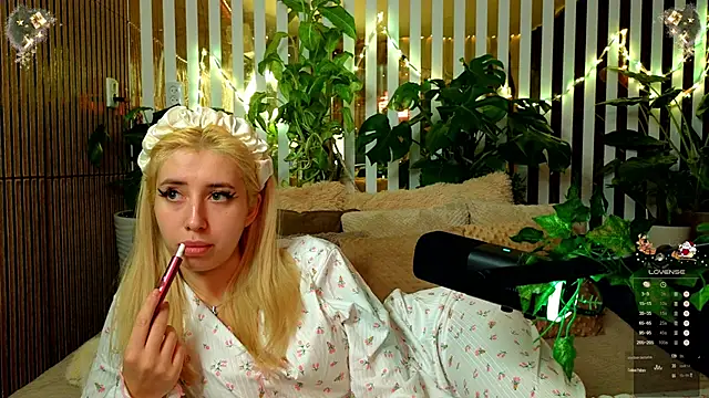 FlowweerGirl online show from December 21, 11:12 pm