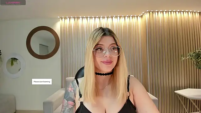 MadisonKane online show from April 26, 11:30 am